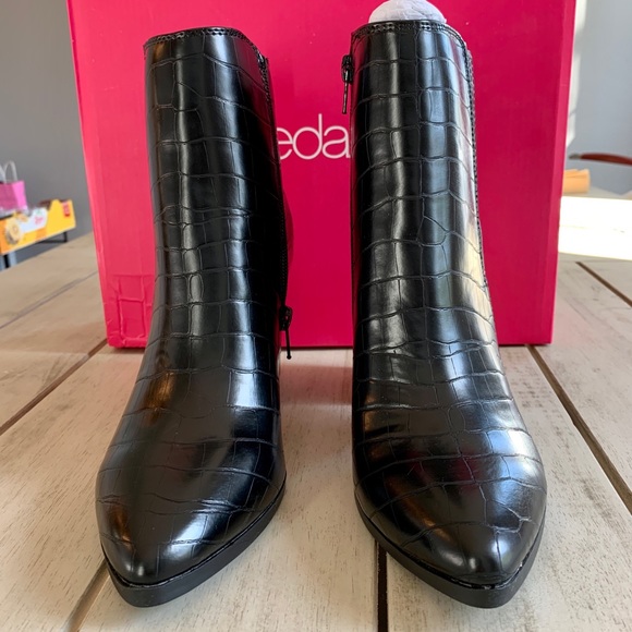 NIB BLACK BLOCK HEEL BOOTIES. - Picture 2 of 5